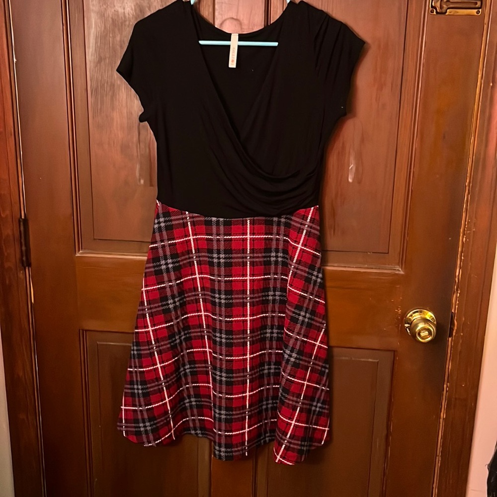 Gilli brand Dress short sleeve low cut stretchy material. Barely worn. Size L